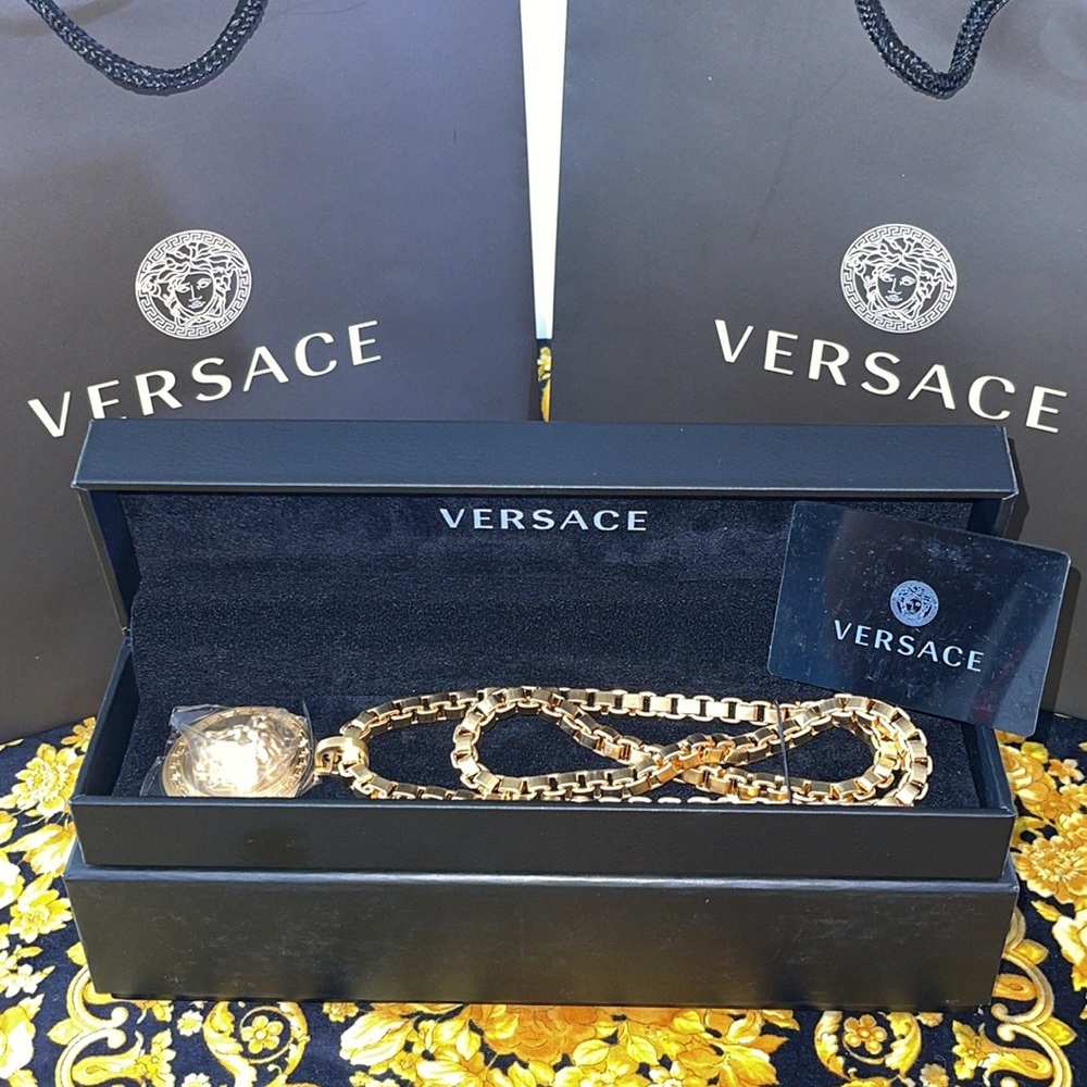 VERSACE MEDUSA MEDALLION NECKLACES NWT ,CLG CARD AND SHOPPING RETAIL BAg.